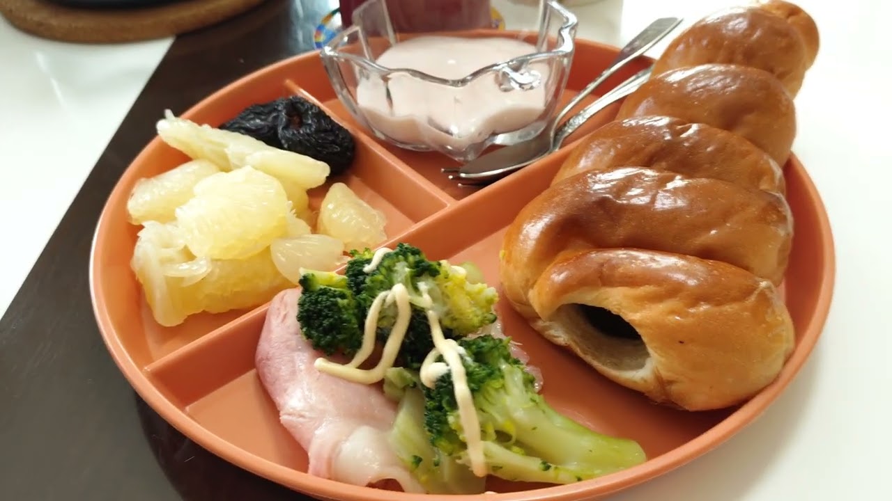 チョココロネで始まる１日🥐☕🥗みんな元気だご飯が美味い(ㆁωㆁ*)