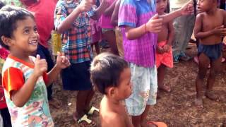 Miniatura del video "ខ្ញុំច្រៀងថ្វាយព្រះក្នុងដួងចិត្តខ្ញុំ"