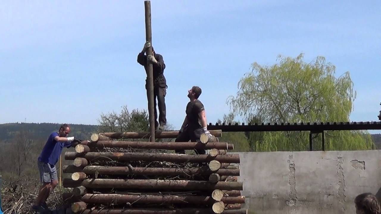 Stavba vatry - ČARODĚJNICE 2015