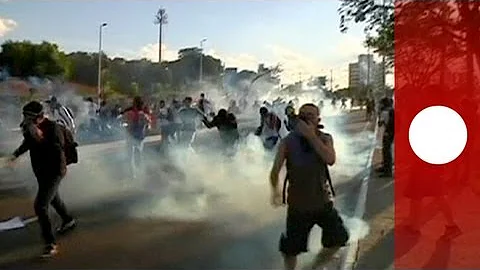 Brazil: fresh clashes between protesters and police outside football stadium