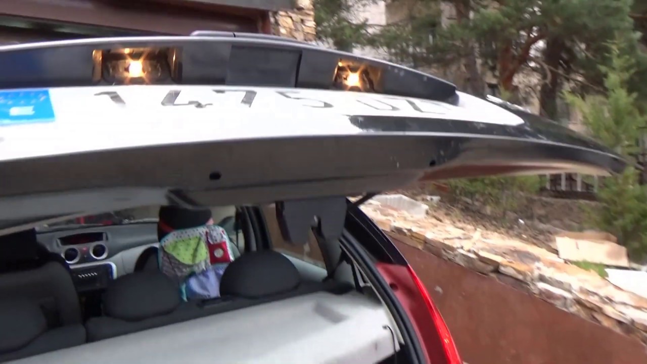 Cómo sustituir las bombillas de las luces de matrícula trasera del coche. Citroen C3