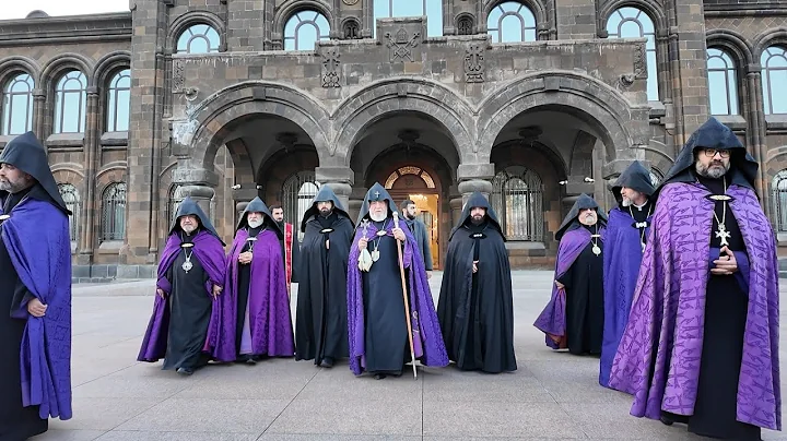 Վեհափառ Հայրապետը դուրս է եկել Մայր Տաճարից և օրհնություն բաշխել բոլորին