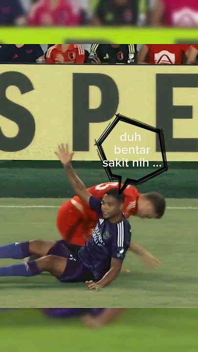 momen lucu pemain sepakbola malah minta celana bikin ngakak #shorts #sepakbola #komedi #shorts #lucu
