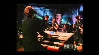 Chris Isaak sings 'Flying'