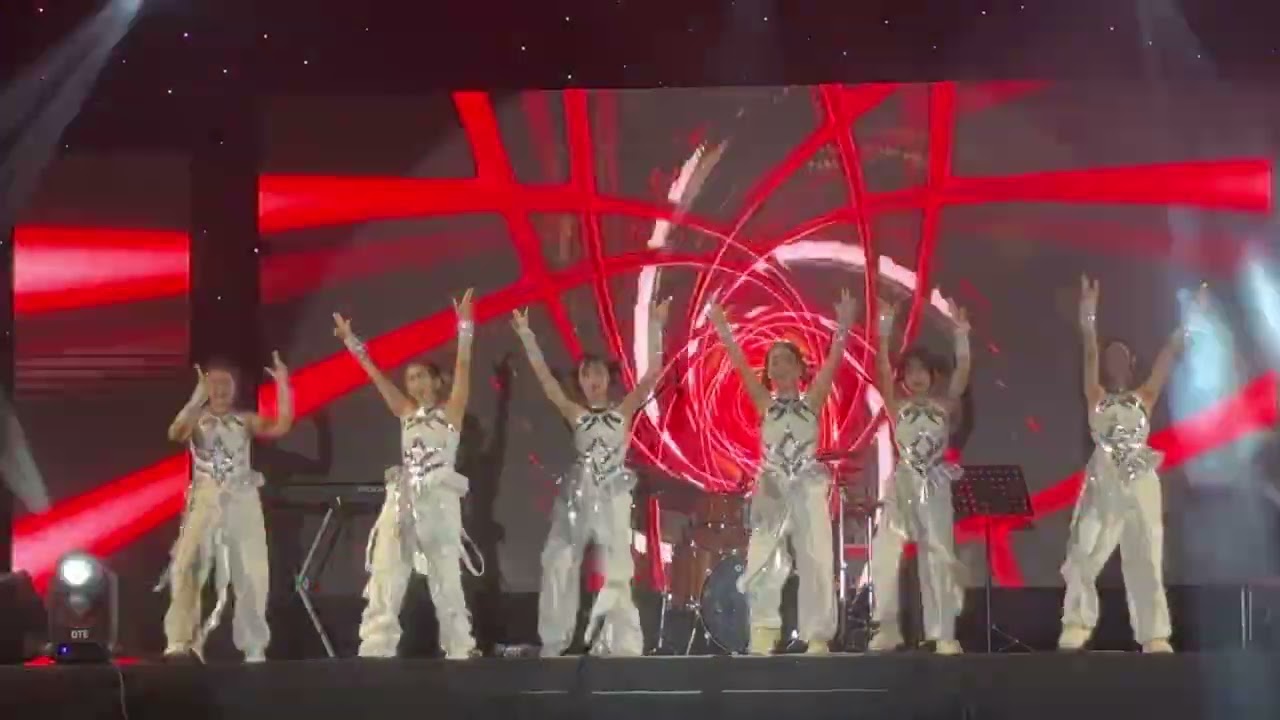 Các cô trong nhóm DT Dance diễn văn nghệ chào đón giao thừa 2026