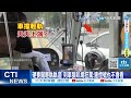 【每日必看】硬要闖輕軌軌道 列車狠叭網狂罵:連燈號也不會看 20240420