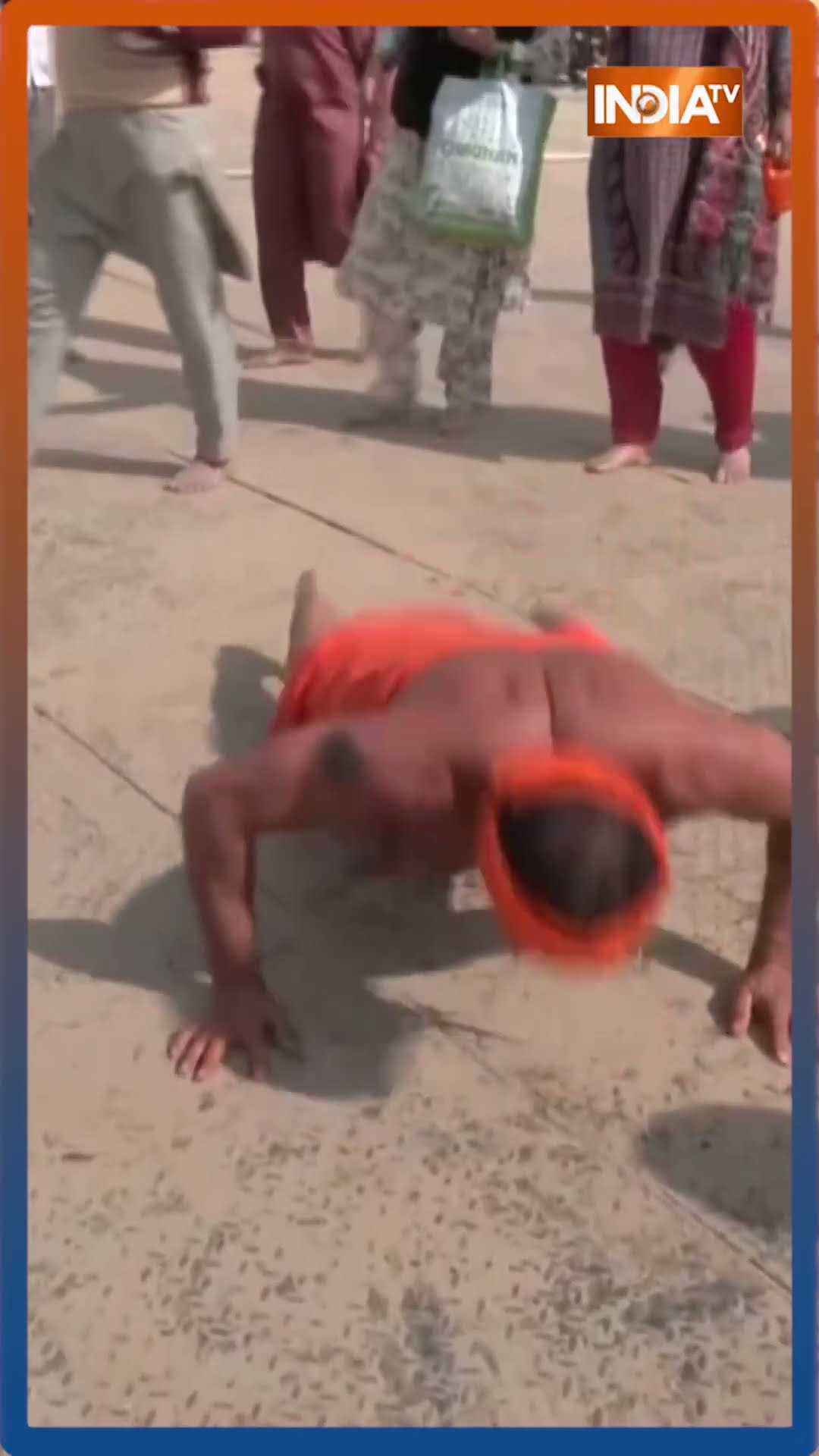 #shorts 50 साल के साधू ने किया टार्जन को फेल! #mahakumbh2025 #indiatv