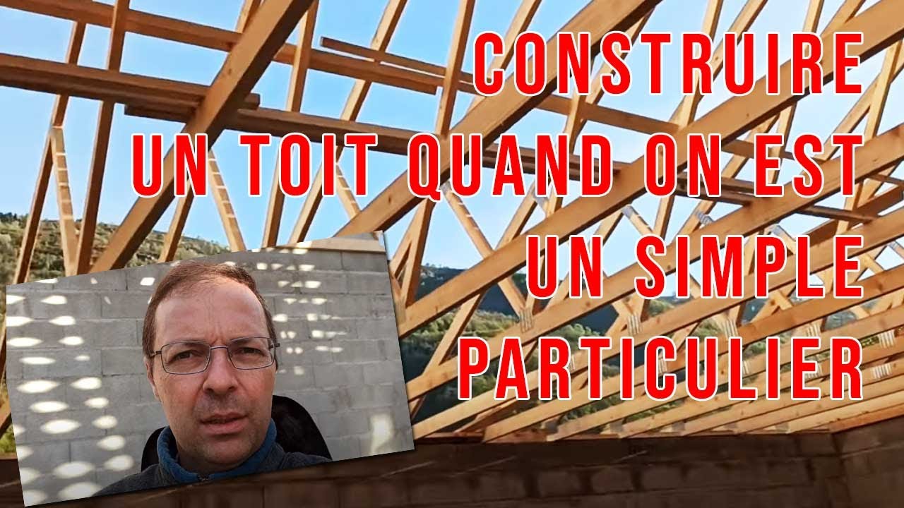 Le Garçon Est Utile Pour Passer Du Temps Avec Un Tuteur, Apprendre à  Construire Une Maison Jouet, Voir Comment Installer Correctement Un Toit.