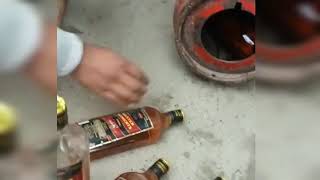 Police bi heran rhe gyi yeh dekh kr  ::  alcohol in gas cylinder