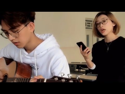 学生在教室“串烧神曲”火了，一把普通吉他，唱出了天籁歌声