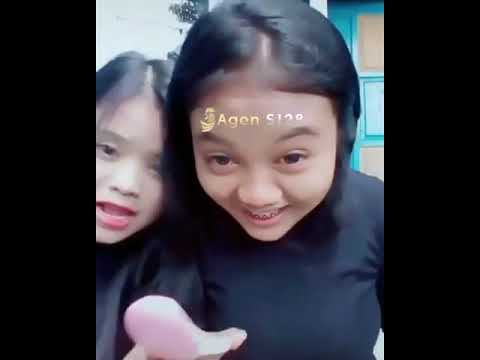 VIDEO VIRAL ANEH CEWEK ABG INI PASANG SOFTLENSE PAKAI AIR LIUR SENDIRI