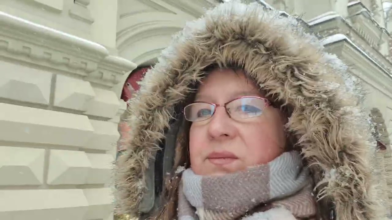 По КРАСНОЙ ПЛОЩАДИ Иду к ГУМУ от Часовни