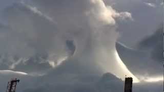 Вулкан из облаков перед норд-остом в г.Новороссийске