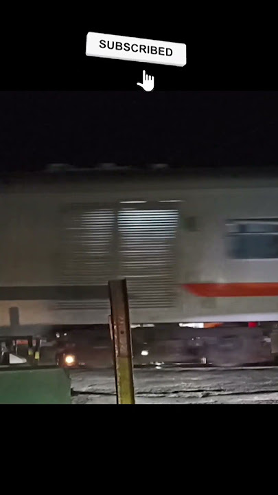 Kereta Api Comuter Line Dhoho Yang Berjalan Pelan Setelah Kres Di Stasiun Minggiran