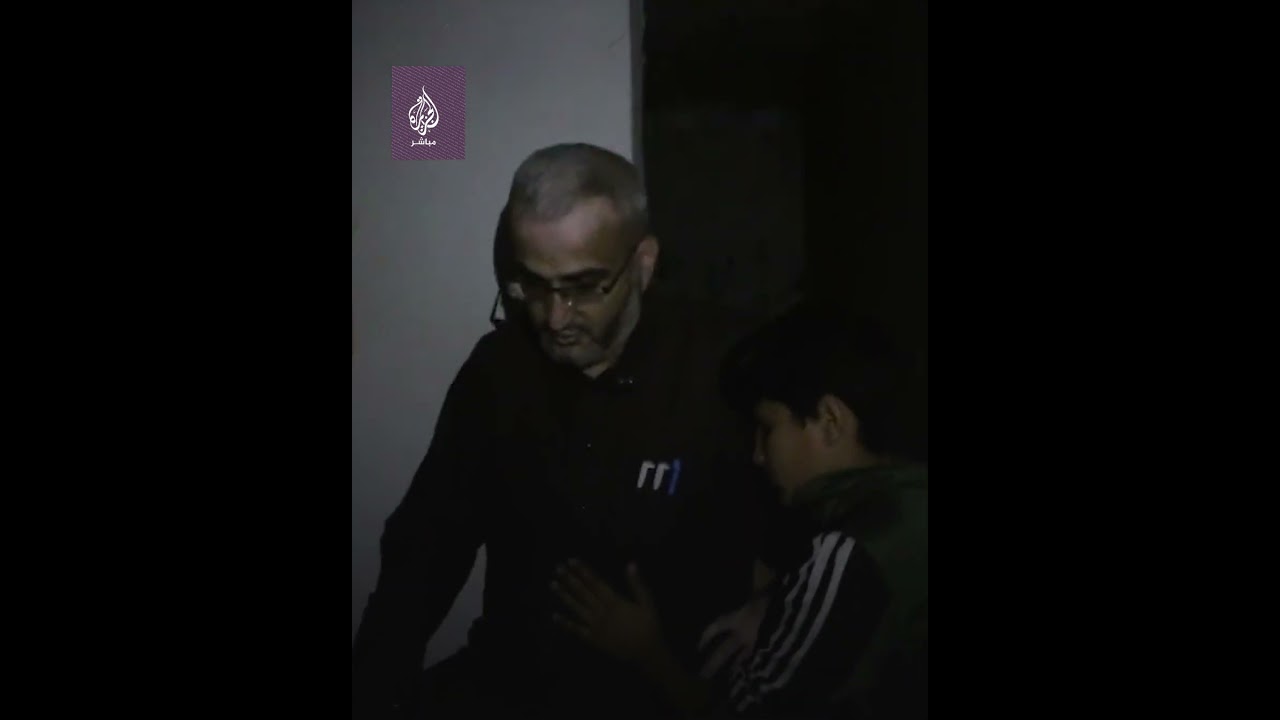 أب يحاول تخفيف الرعب عن ابنه أثناء قصف صاروخي لقوات النظام السوري يستهدف مدينة أريحا في إدلب