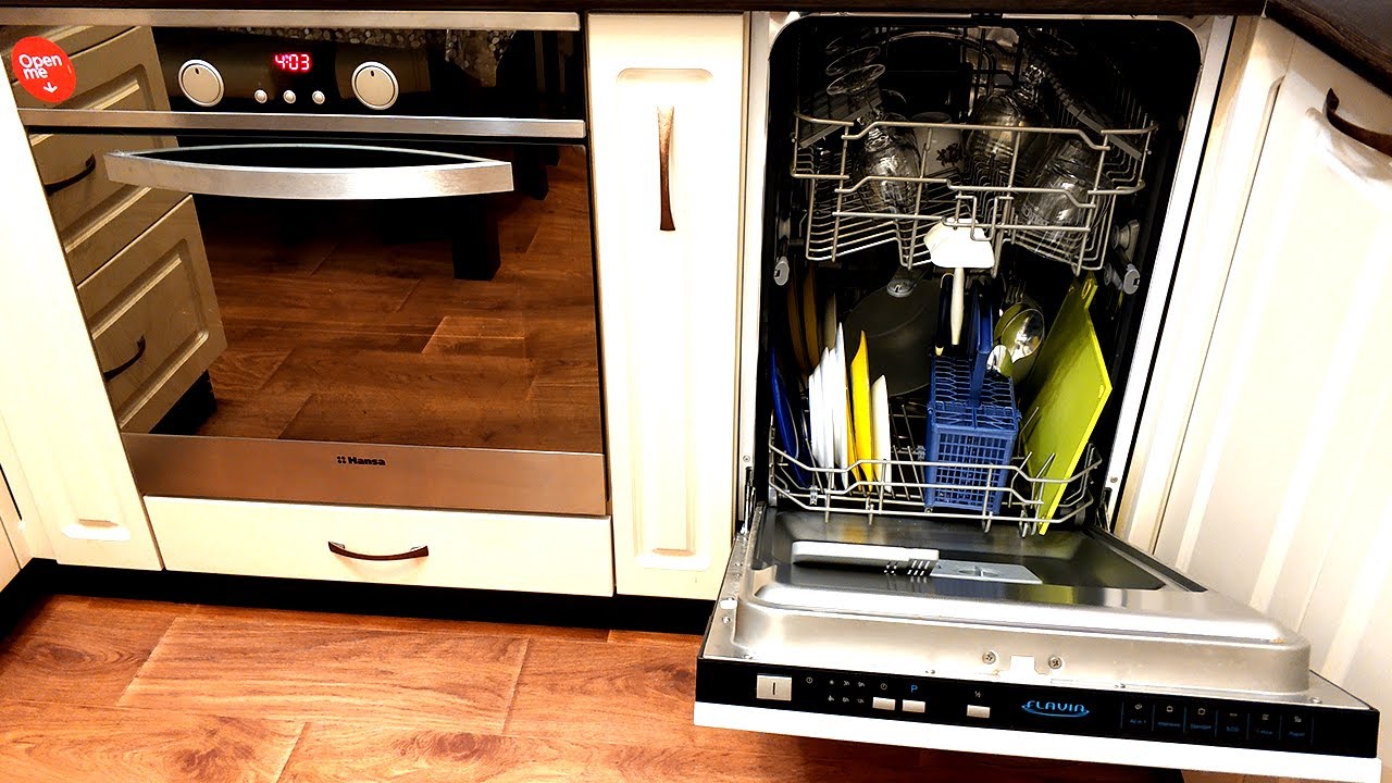Духовой шкаф и посудомоечная. Встроенная посудомойка под духовкой. Посудомойка под духовым шкафом. Посудомойка под плитой. Духовой шкаф и посудомоечная машина рядом.
