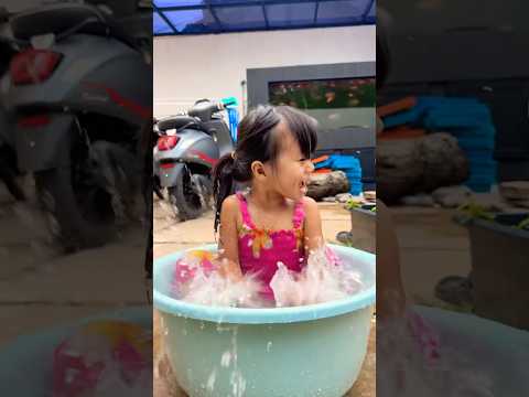 Serunya Mandi di Kolam Renang Bak