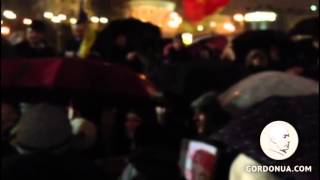 Евромайдан в Киеве поет песню 