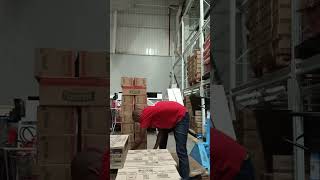 Rebatendo palete. #clt #auxiliar #logistica #depósito