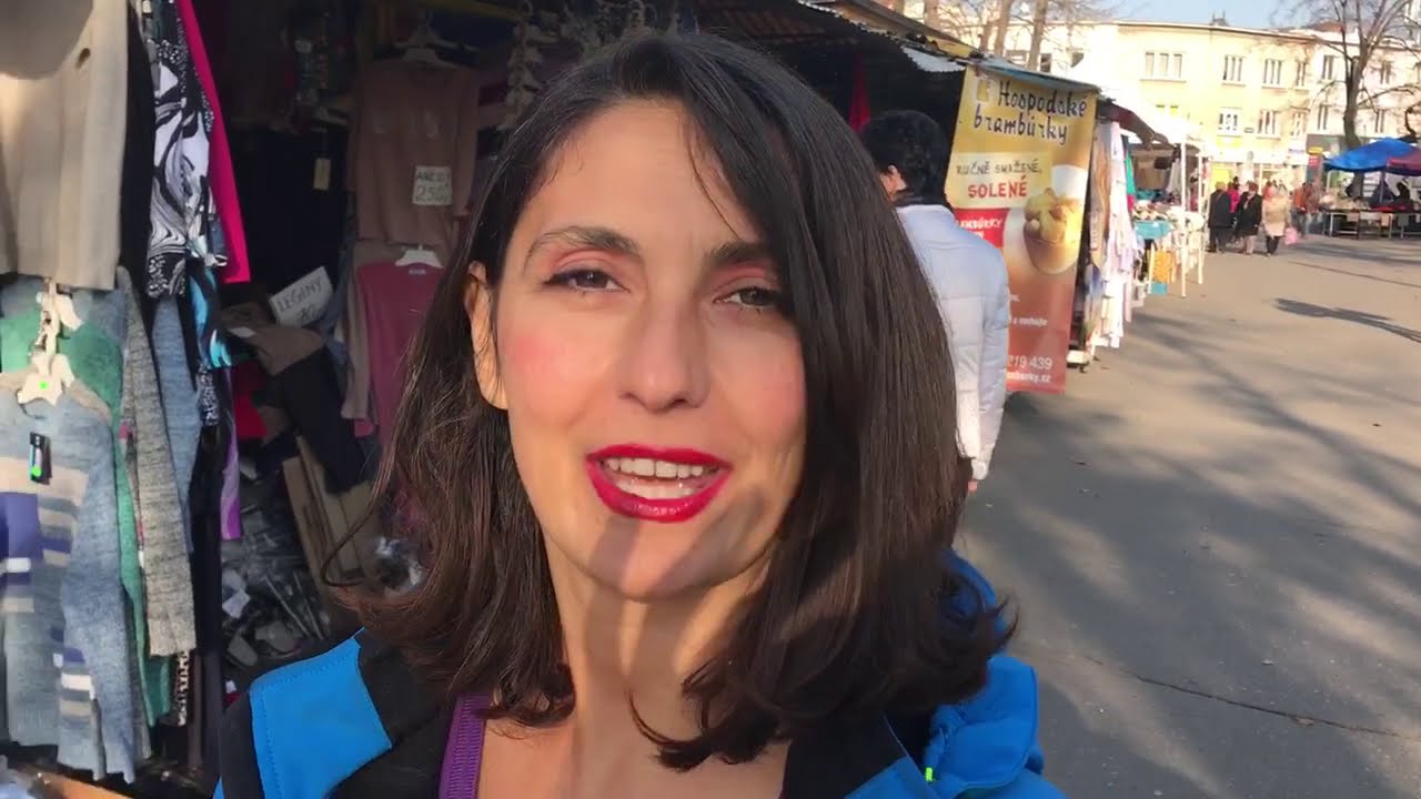 Shopping Czech Republic Street Market in Zlin: Tsetsi. Цеци купува бельо на пазар в Чехия.