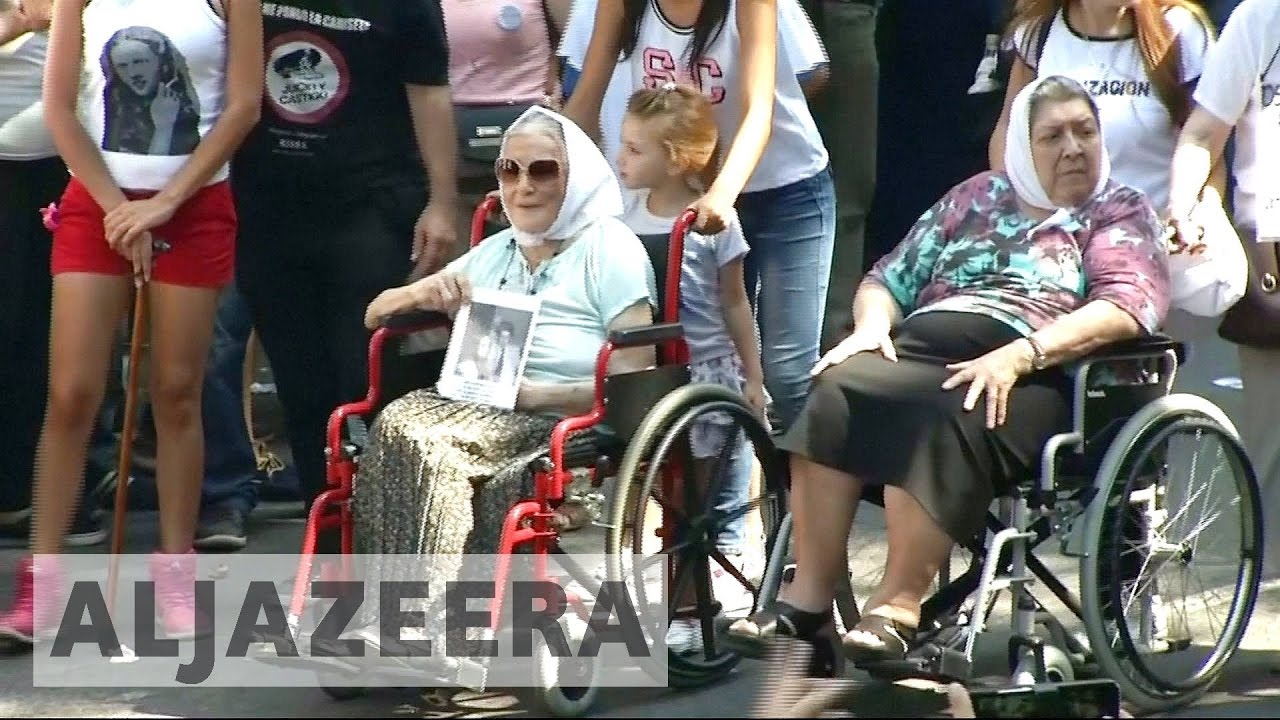 يطالب الأرجنتينيون بالعدالة لضحايا "الحرب القذرة".