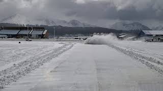 7.Aterrizado en Ushuaia, Nevada intensa y limpieza del aeropuerto. Snow at Ushuaia, apron cleaning