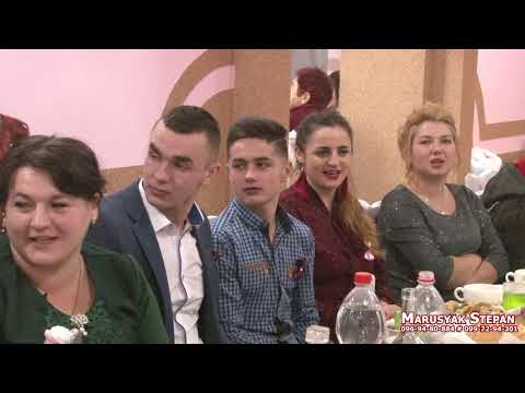 Несе Галя воду.