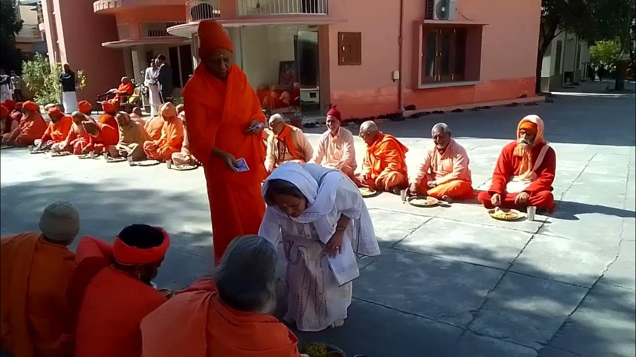 Dr nirmal gupta amma giving bhandara at dayanand ashram rishikesh 7
