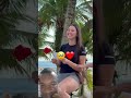 el chico Regala una rosa a la chica y convencen  de dar un paseo en bisi