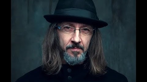 30 Minutes of Fame EP66 Strings of Heart and Bone: A Conversation with Barry Payne.