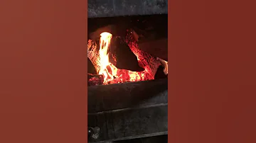 Ольховые дрова в камине