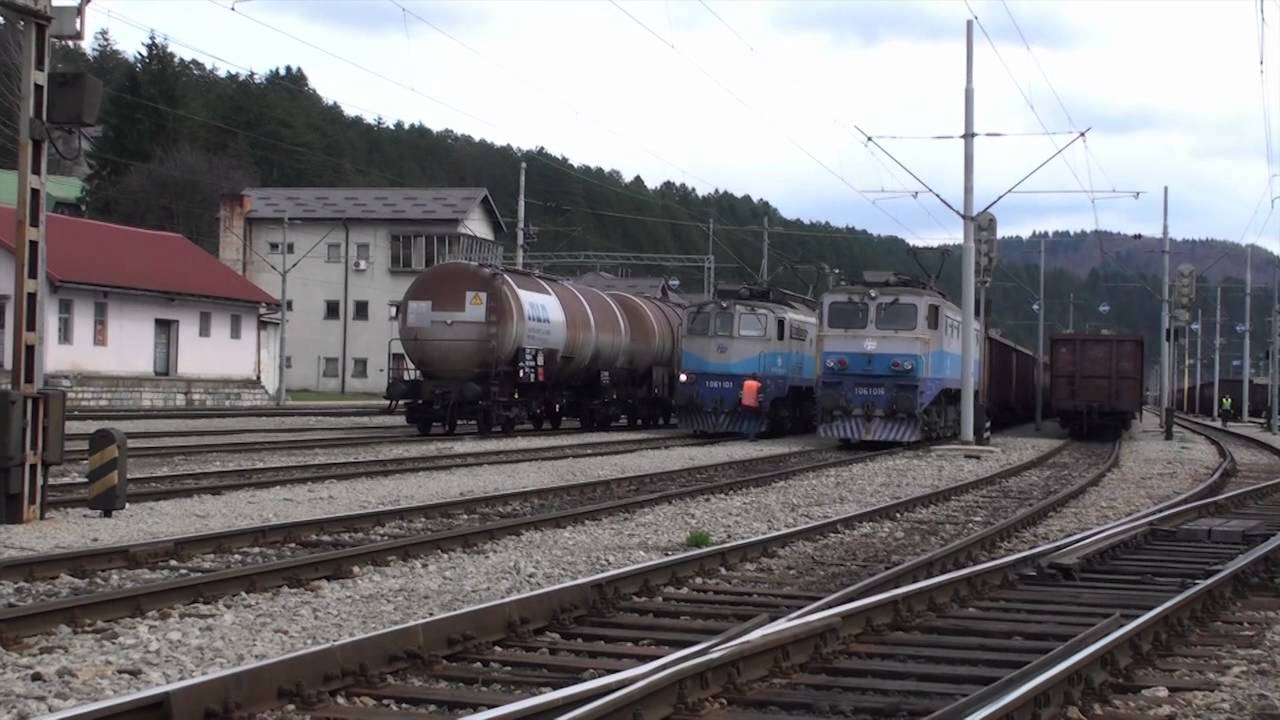 HŽ 1061 (decommissioned) departing with freight trains