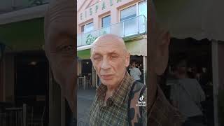 Нормальный украинец и мовная с причудами в Германии ! (Как помощь просить так им нужен Русский язык)