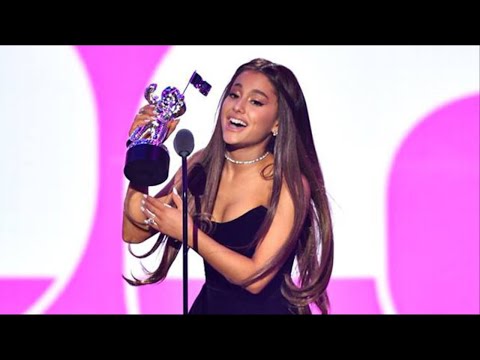 MTV VMA , Ariana Grande ritira il premio Best Pop e grida a Pete Davidson: “Grazie di esistere”