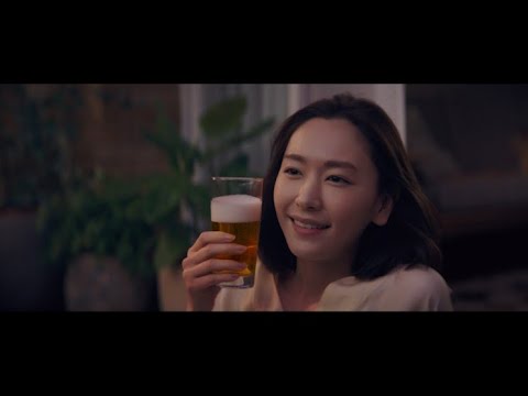 新垣結衣、爽やかな春風の中で「おつかれ生です」春らしい髪型に注目 『アサヒ生ビール』新 TVCM「春もおつかれ生です」篇