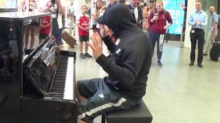 Celebrity Goes Incognito To Play a Street Piano - Public Stunned! chords
