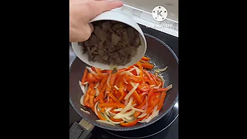 Конина с перцами в сковороде
