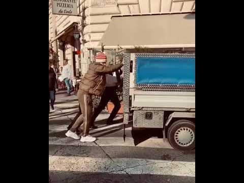 Memphis Depay helping a driver push his truck that broke down