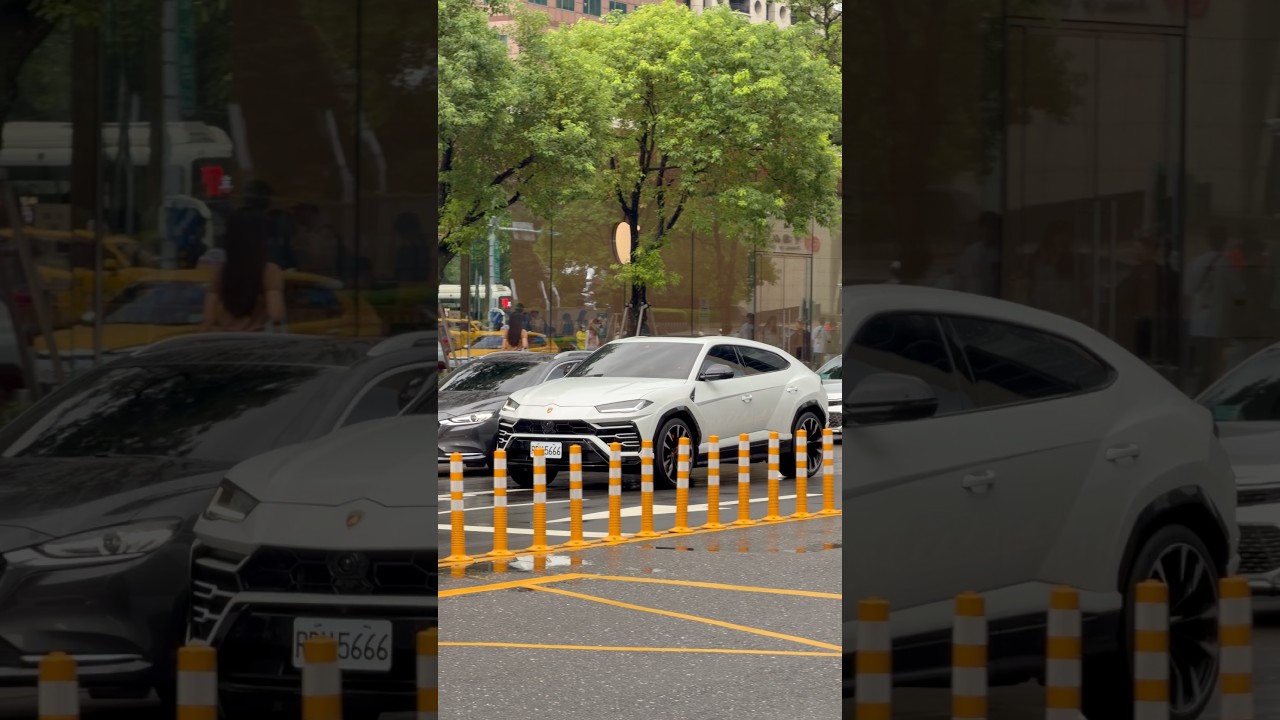 Lamborghini Urus|白色車身也壓不住超跑 SUV 的氣場 縮圖