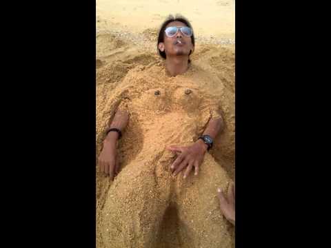 Cewek telanjang dipantai