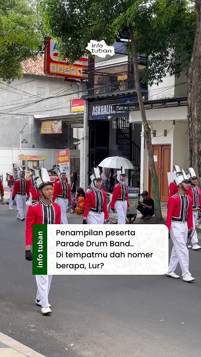 Beberapa peserta parade drum band tuban