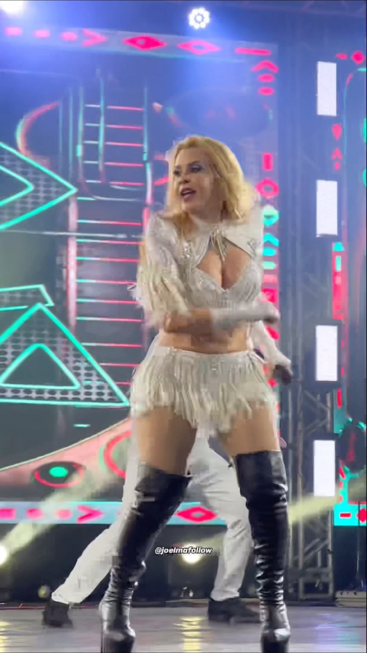 Joelma se empolga e bate cabelo