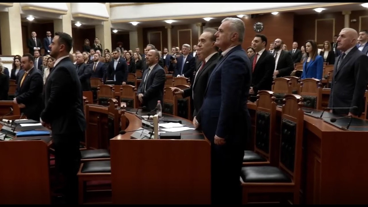 Seanca nis me 1 minutë heshtje për Adem Jasharin dhe ish-deputetin Tomor Dosti!