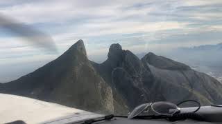 Sobrevolando el Cerro de la Silla en Monterrey, Nuevo León. (XB-LKM).