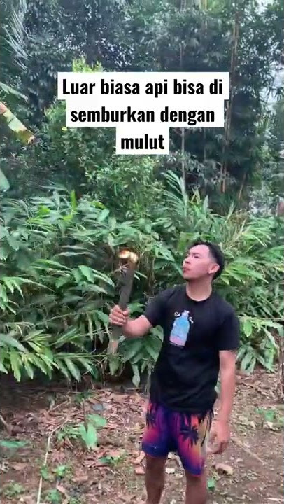 Aksi menegangkan menyembur api dengan bensin