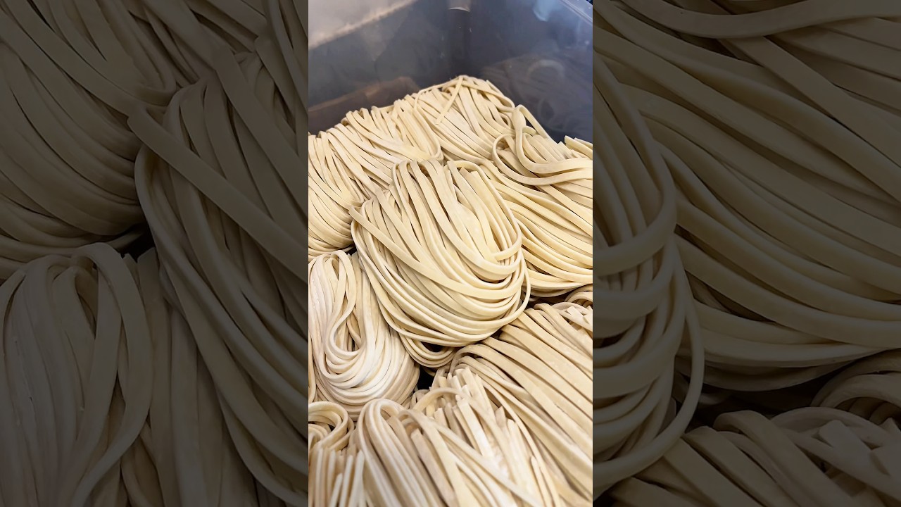真っ黒ラーメンはこうして生まれる。人気店を支える背脂と自家製麺の仕込み