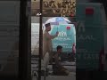 حاج يحمي رجل أمن من أشعة الشمس أثناء صلاته باستخدام مظلته في الحرم المكي.