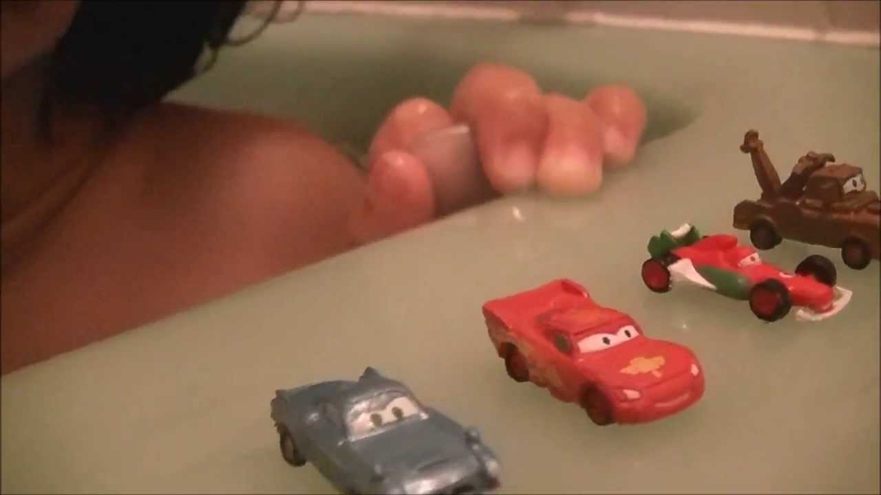 カーズ お風呂で遊ぶおもちゃ 入浴剤と色が変わるおもちゃ Youtube