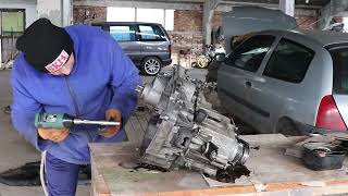 Manual Transmission Disassembling On Renault Clio