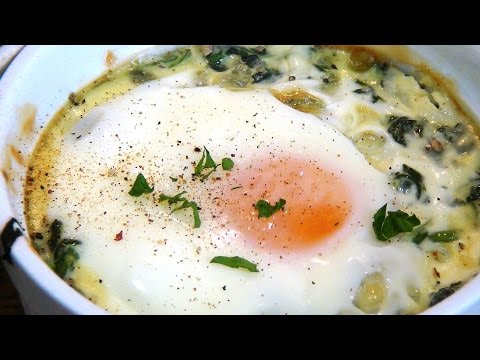 Gebackene Eier auf Spinat